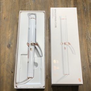 NWOT T3 SINGLEPASS 1.25” CURLING IRON!!!